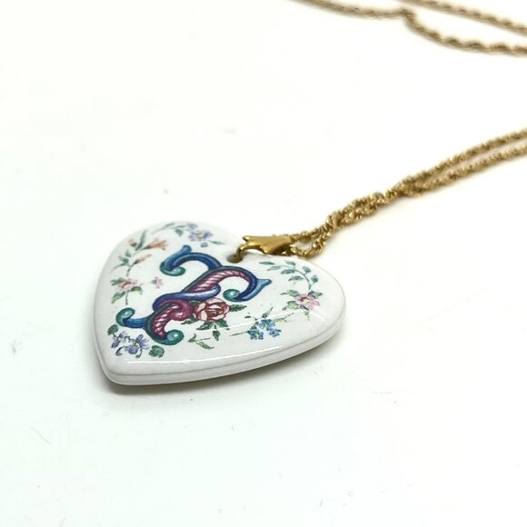 VINTAGE AVON FLORAL Monogram T Heart Pendant Necklace White Porcelain Gold Tone - Picture 8 of 14